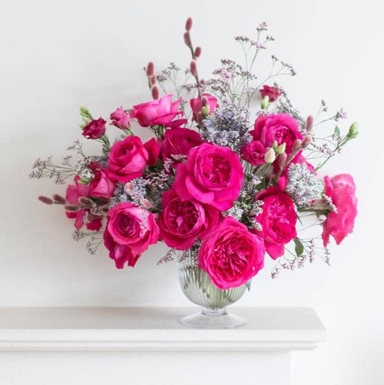 花瓶の配置のピンクのバラ