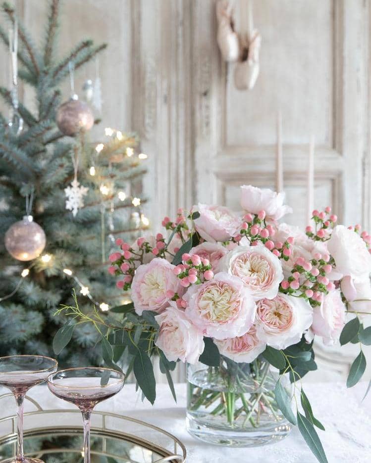 Decorazioni per la casa di Natale con rose rosa