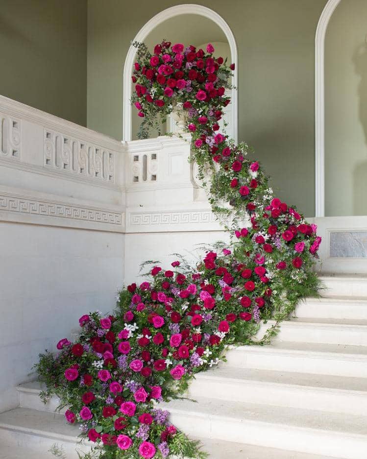 Cascade de roses dans l'escalier au lieu de mariage de luxe