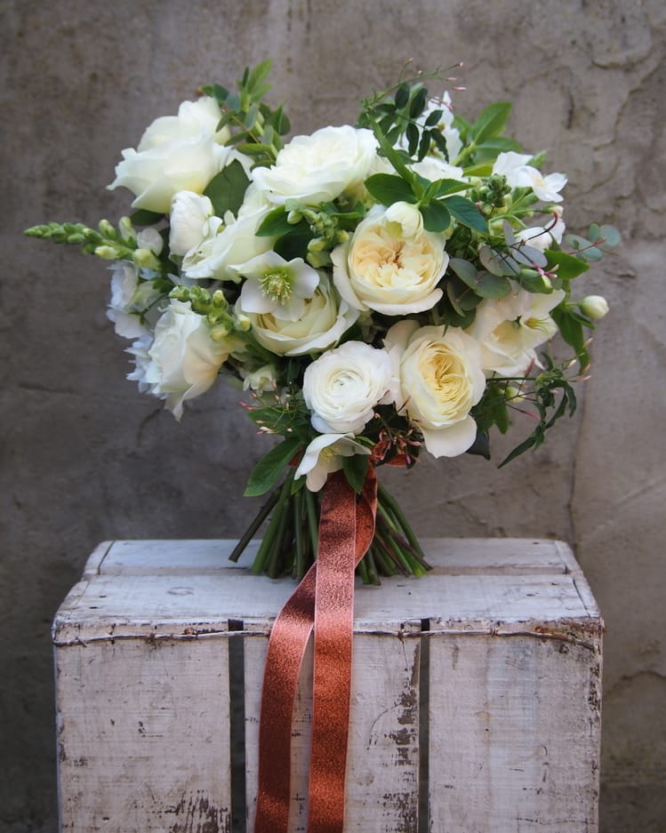 Design per bouquet da sposa con rose bianche