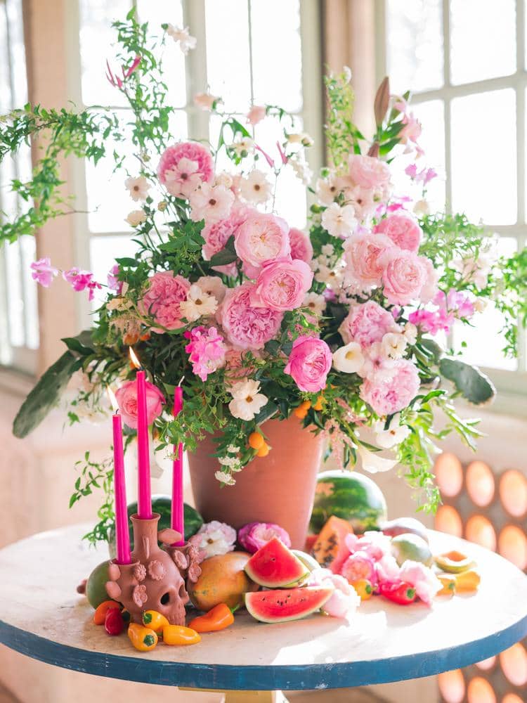 ピンクの結婚式の花と結婚式の壷