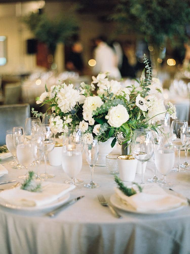 白い結婚披露宴のテーブル