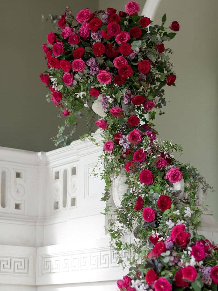 赤とピンクのバラの結婚式の壷