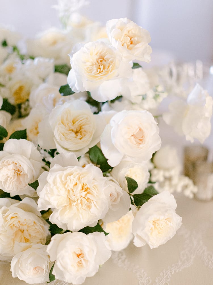 Rose bianche per i fiori di nozze