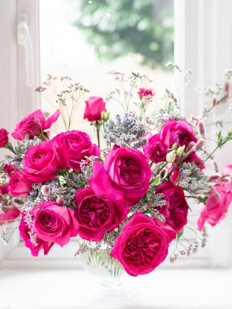 ピンクのバラの花瓶の配置