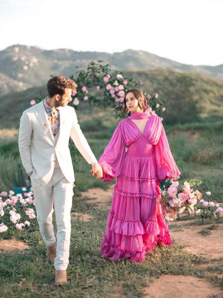 Braut und Bräutigam mit Blumenbogen