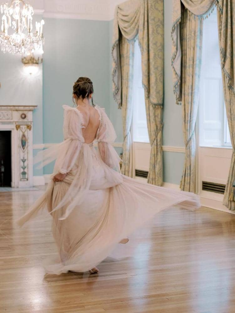 novia bailando en marfil vestido de novia