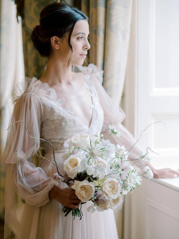 Mariée tenant des fleurs de mariage