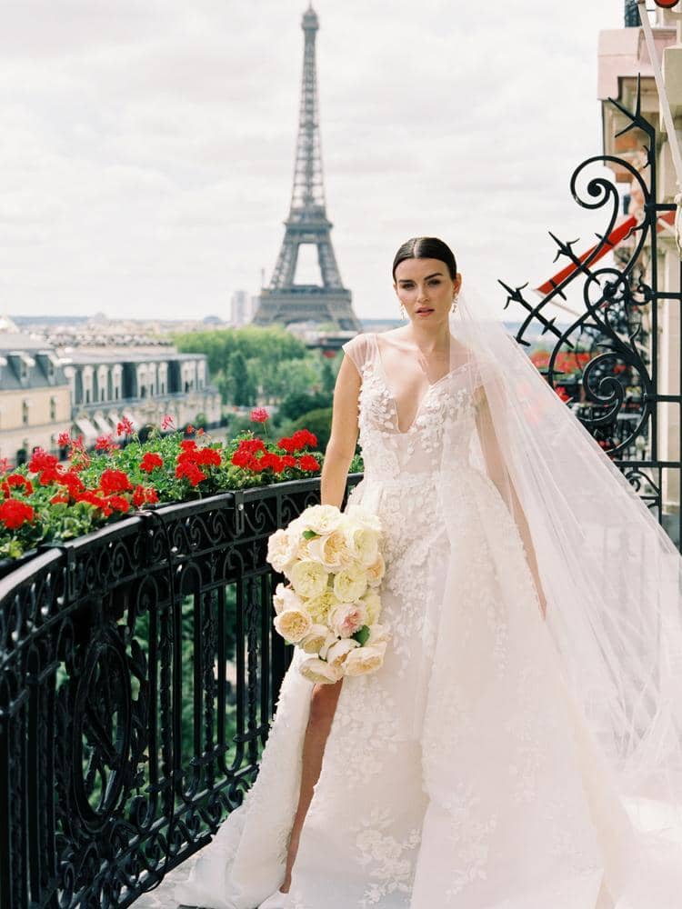 Braut soll vor dem Eiffelturm stehen