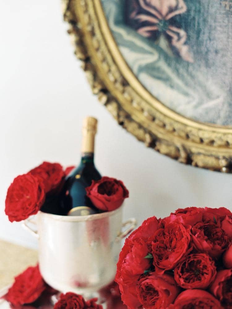 Champán y rosas rojas