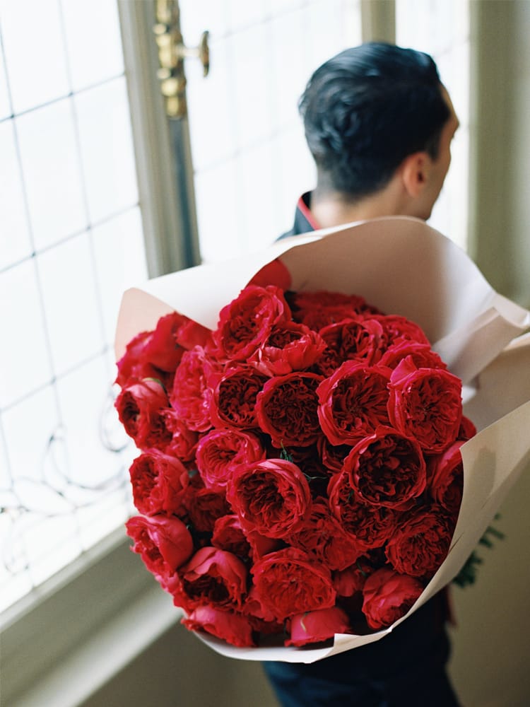 باقة هدايا من الورود الحمراء لعيد الحب