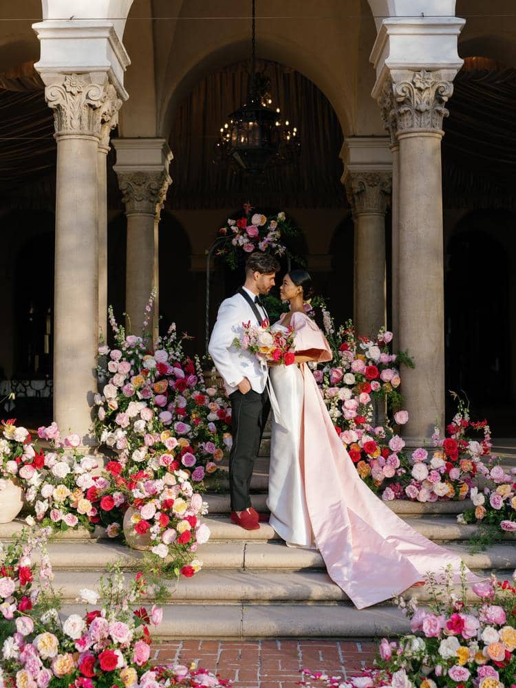 Braut und Bräutigam Blumenhochzeitszeremonie