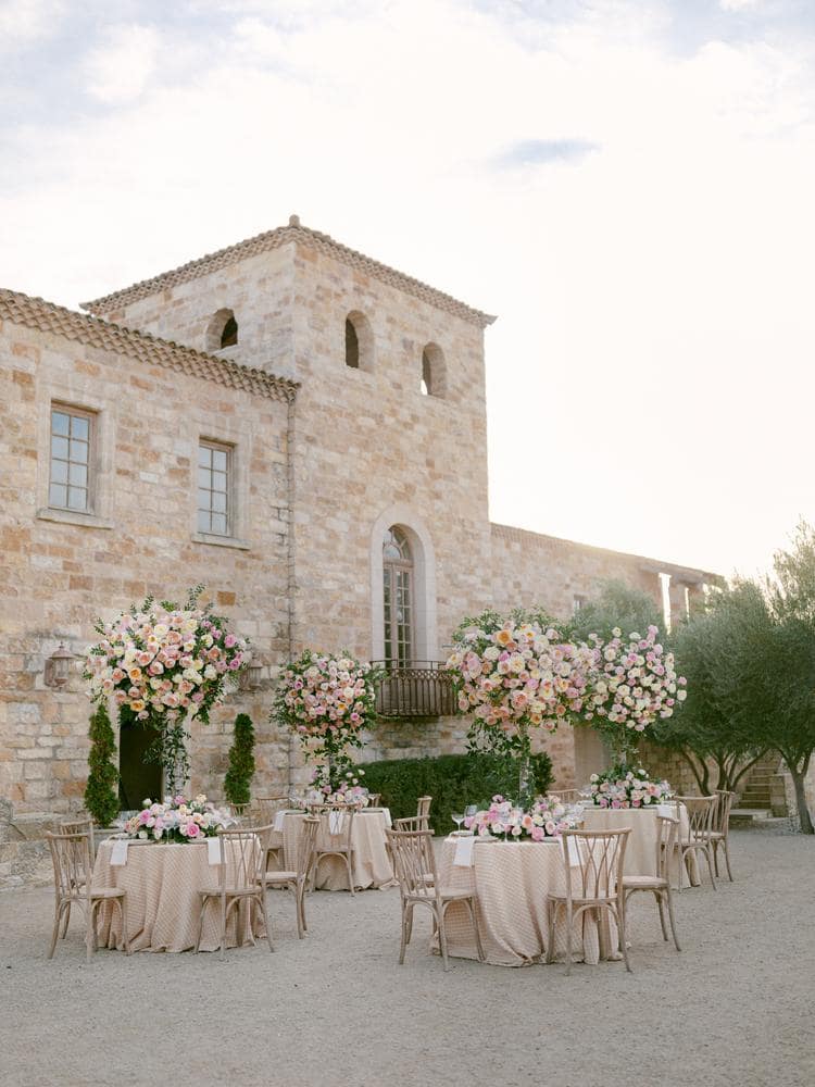 colourful-outdoor-wedding-florals