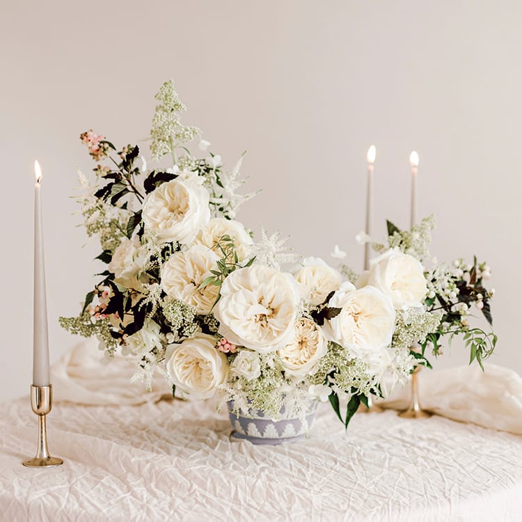 Leonora arreglo de florero de rosas blancas evento de boda