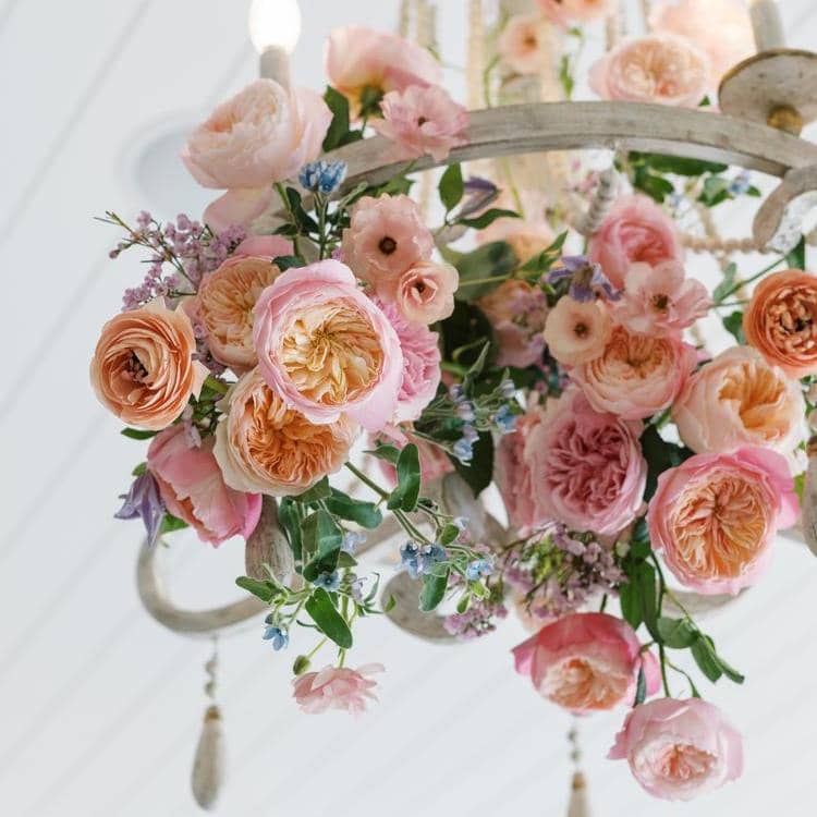 Lampadario da matrimonio con rose rosa