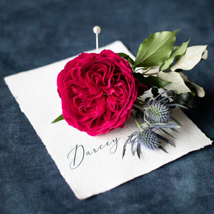 Darcey Rotes Rosen-Knopfloch-Design für den Bräutigam