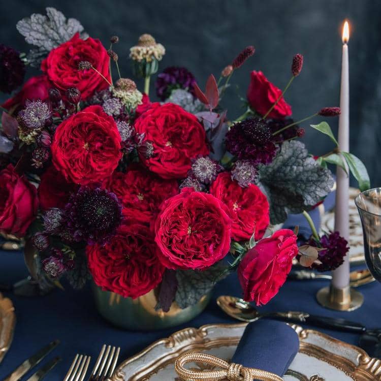 Tess Arrangement floral de table de David Austin de roses rouges