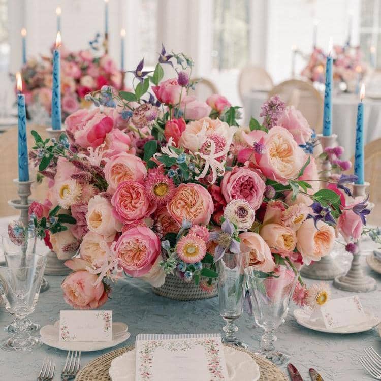 Hochzeitsempfang mit rosa Rosen