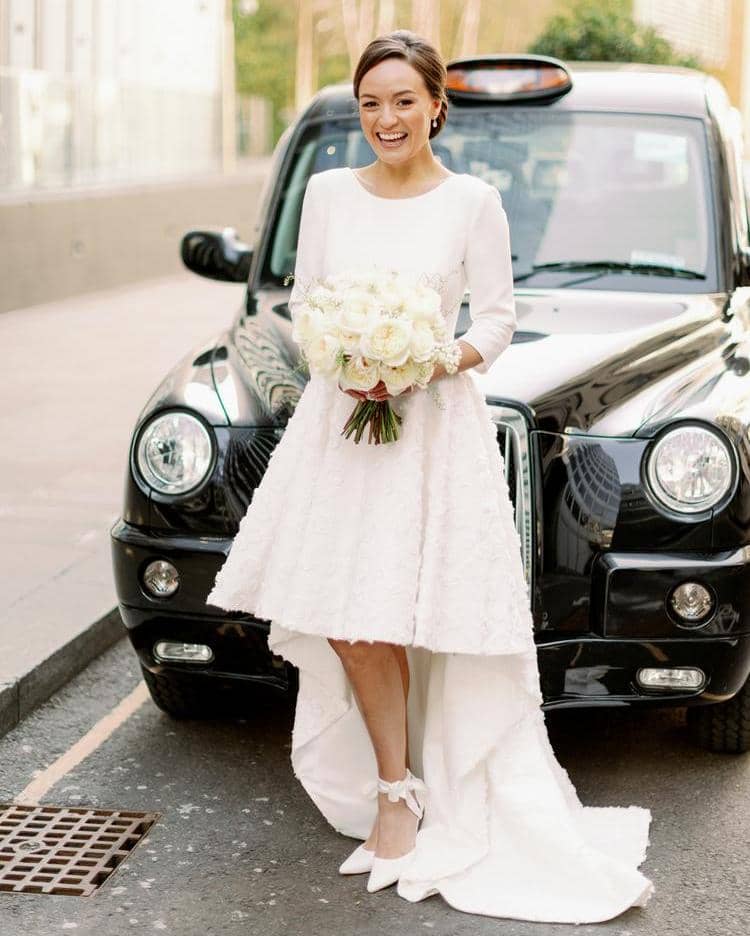 Matrimonio nella città di Londra Sposa con taxi nero