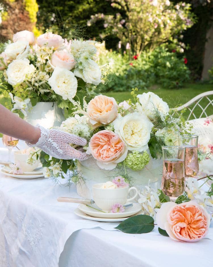 Pfirsiche und cremefarbene florale Tischdekorationen für Feiern im Freien
