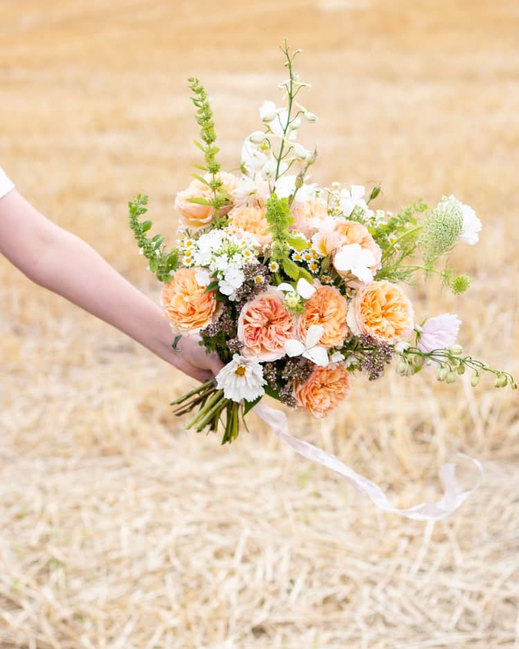 Beatrice Rose arancioni per bouquet da sposa in campagna all'aperto