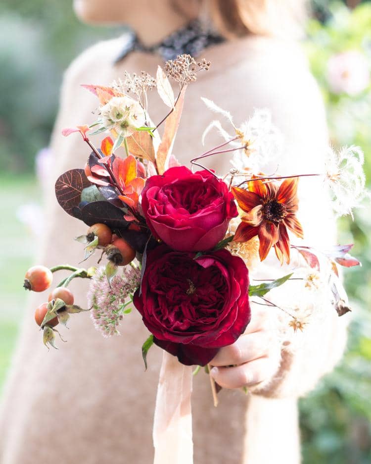 Tess Conception de petit bouquet rose rouge tenu dans la main