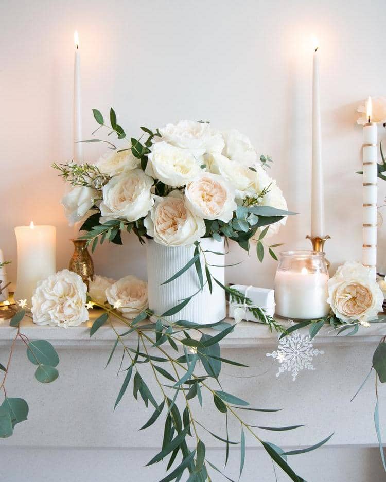 Decoraciones para el hogar de Navidad blanca con rosas blancas de David Austin