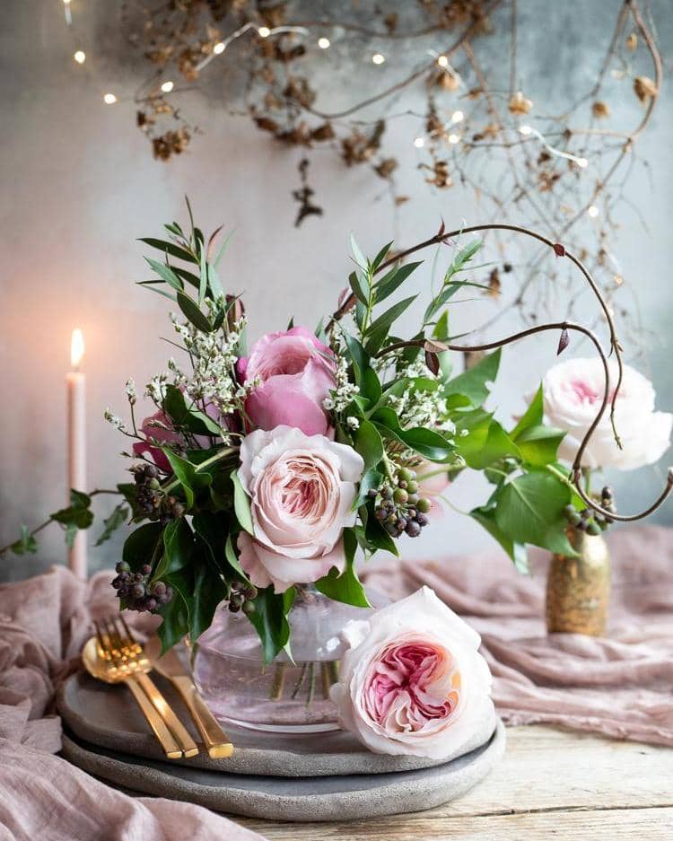 ピンク Keira バレンタインのロマンチックなディナーの設定のためのバラ