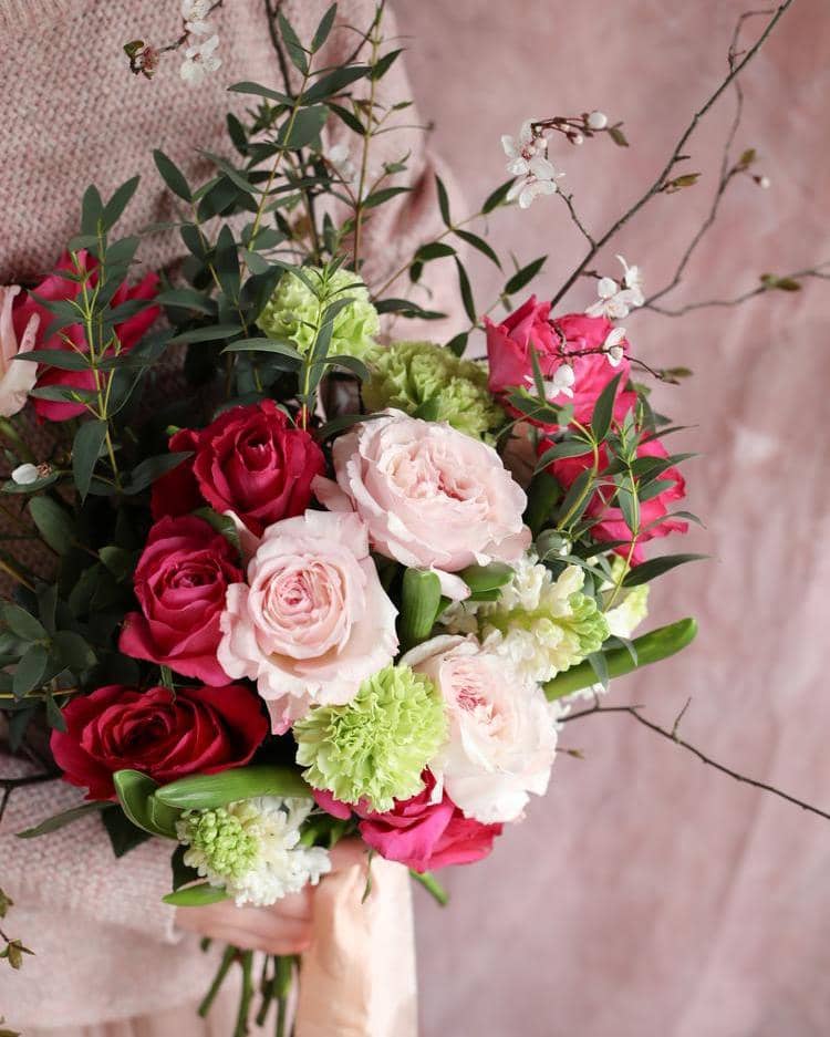 Bouquet cadeau fête des mères avec des roses roses David Austin