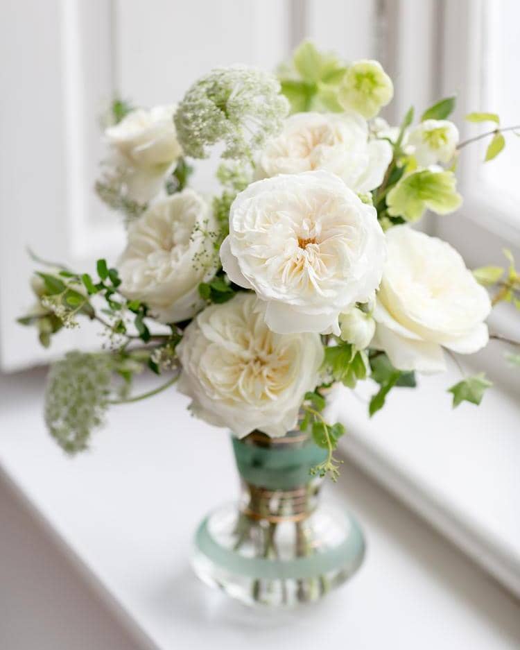 Leonora Rose bianche di lusso per la disposizione del vaso del giorno delle nozze