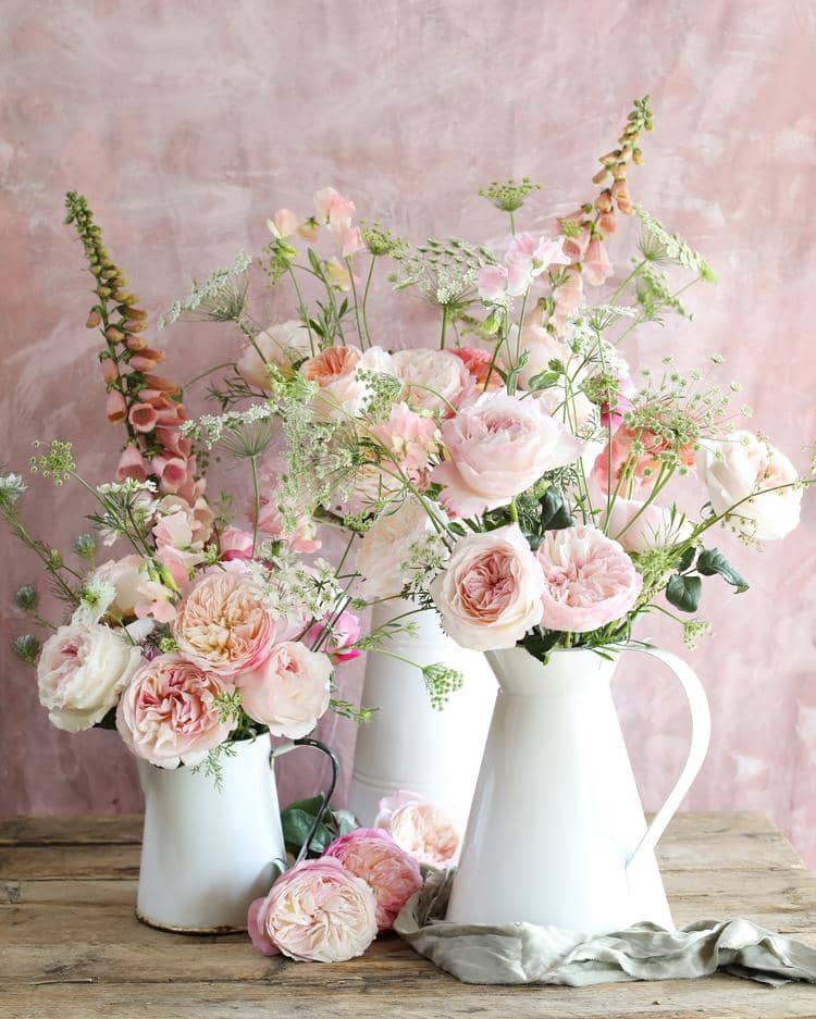 الورود الوردية المختلطة Constance و Keira في ترتيب إبريق أبيض