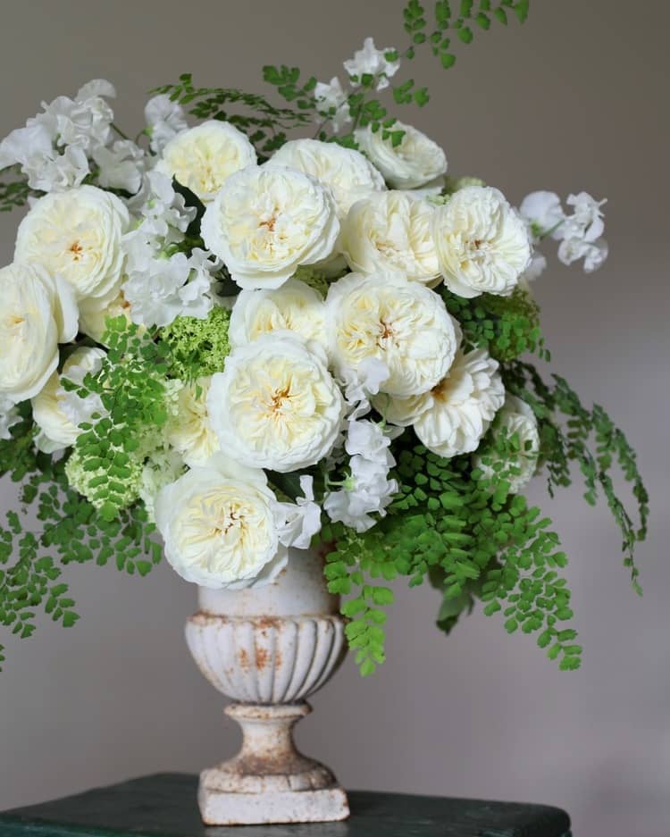 Arrangement d'urne de mariage de roses blanches
