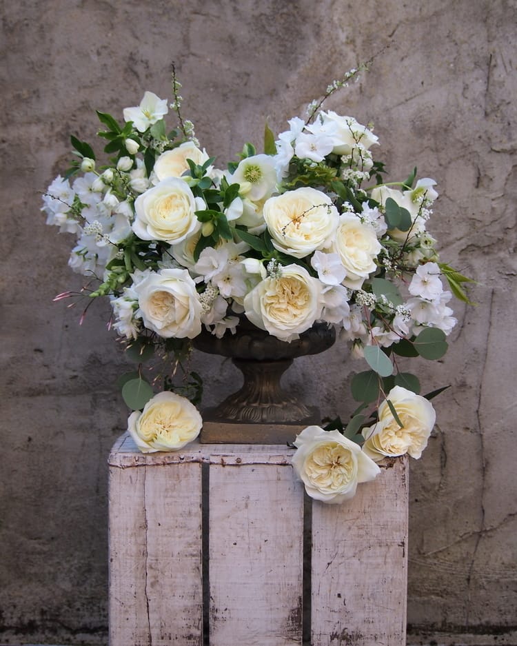 Design dell'urna nuziale con rose bianche
