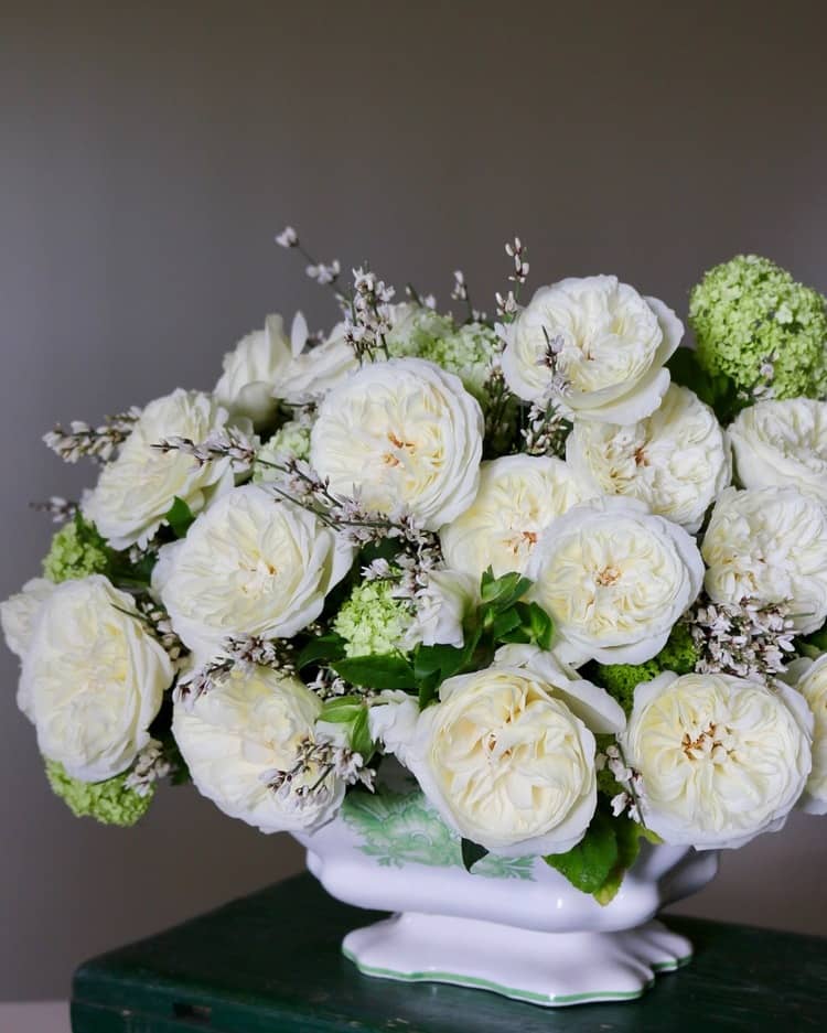白いバラの結婚式のデザイン