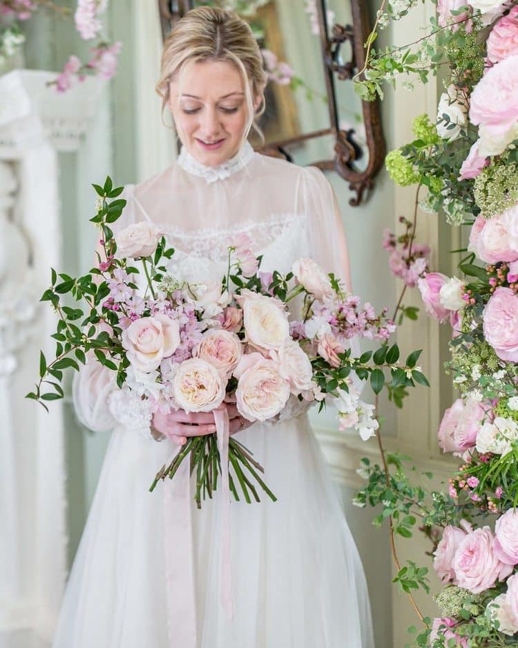 Braut mit Hochzeitsstrauß David Austin Pink Roses