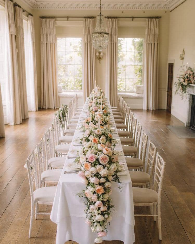 Mesa de recepción nupcial de lujo de Pynes House con rosas de David Austin