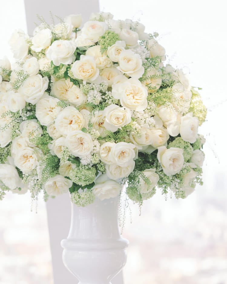Urna de boda blanca con David Austin Leonora roses