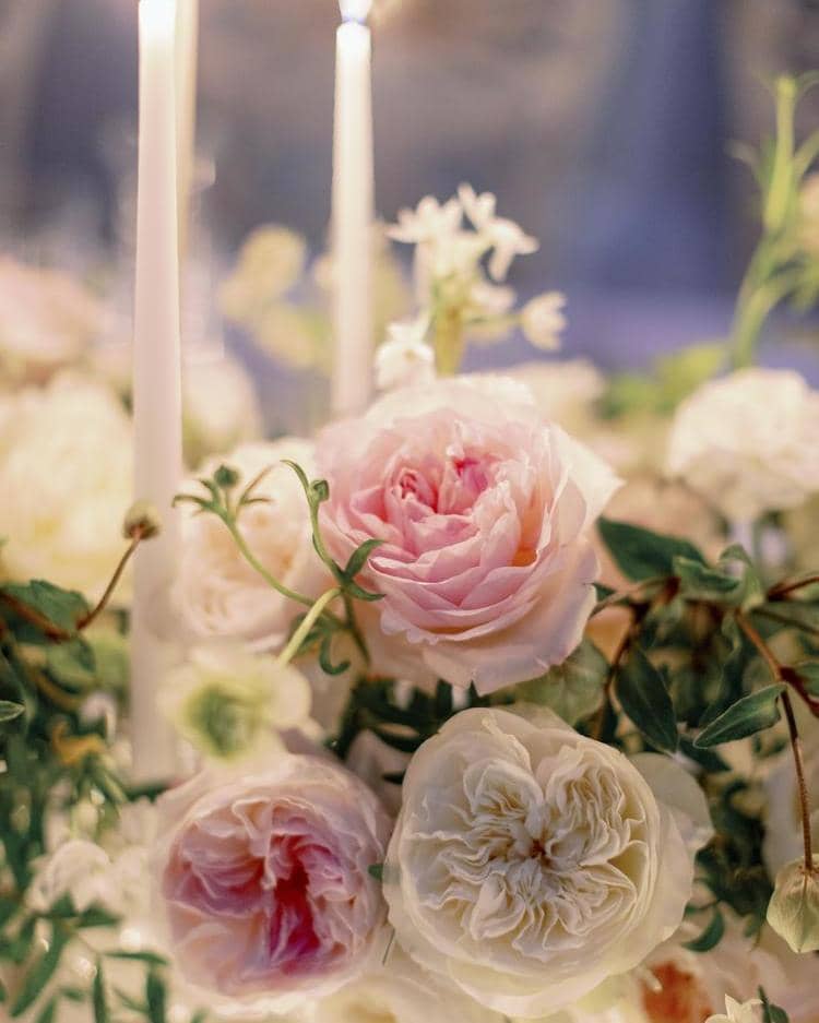 Rose bianche e arrossate per un tavolo da matrimonio