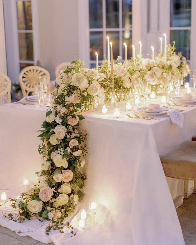 バラで満たされた結婚式のテーブルランナー