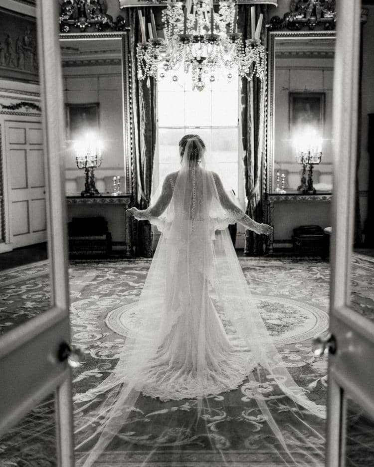 Novia caminando a su boda