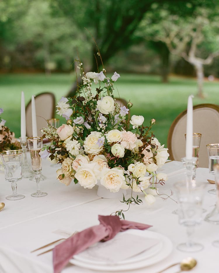 Hochzeitstisch Blumenarrangemnts Urne mit David Austin Roses
