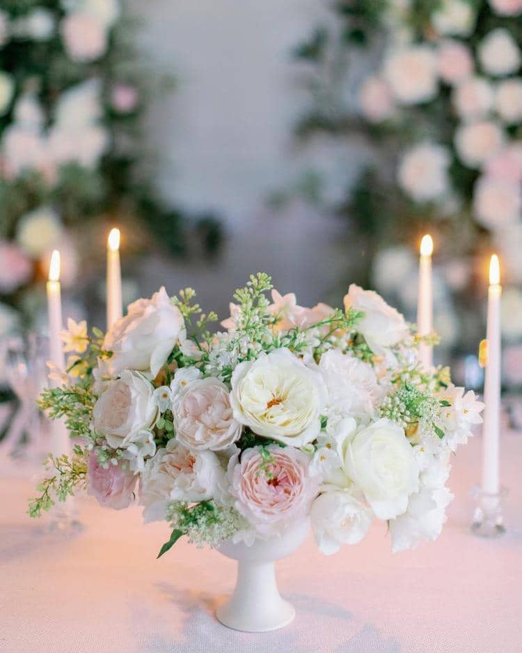 ترتيبات الزهور لطاولة الزفاف