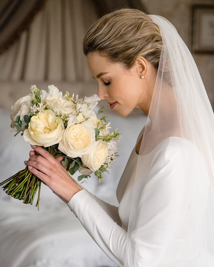 Bouquet de mariée de roses blanches