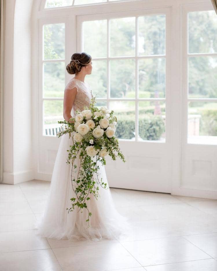 Leonora Weiße Hochzeit der Rosen mit großem Brautblumenstrauß