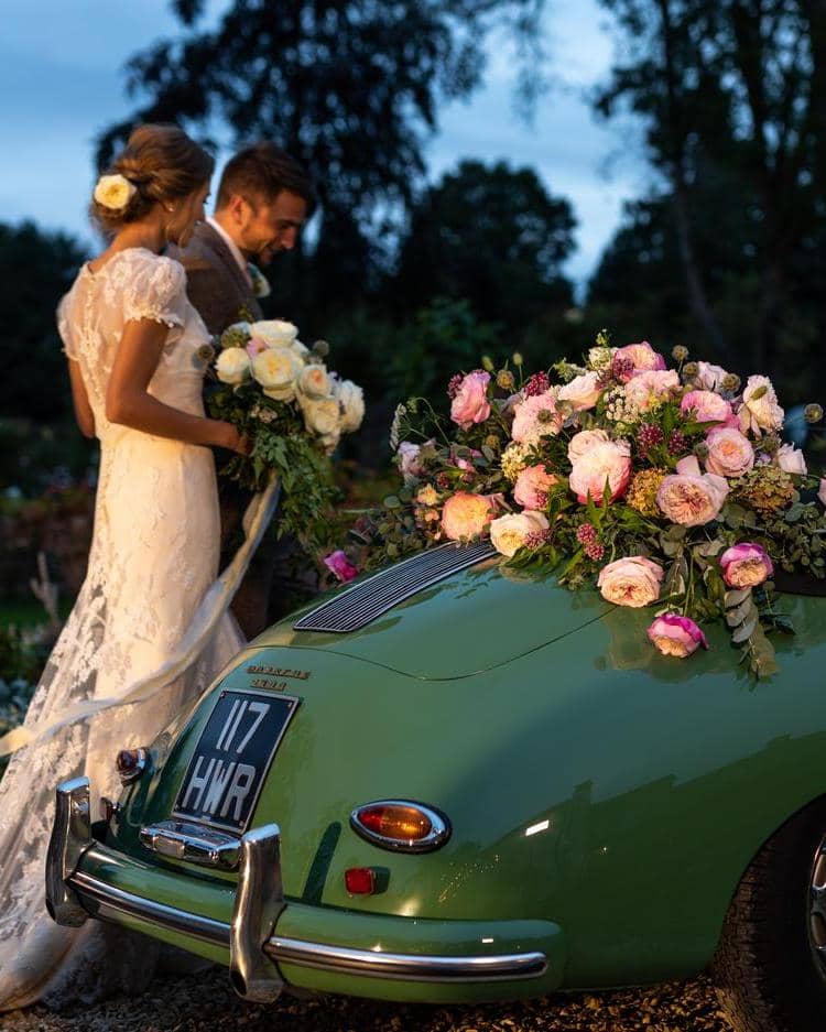 Weinlese-Hochzeits-Auto-Blumendekorationen mit Constance und Keira Rosen