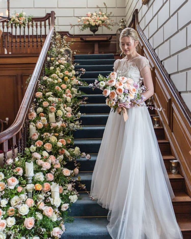 Novia en escalera inspiración floral