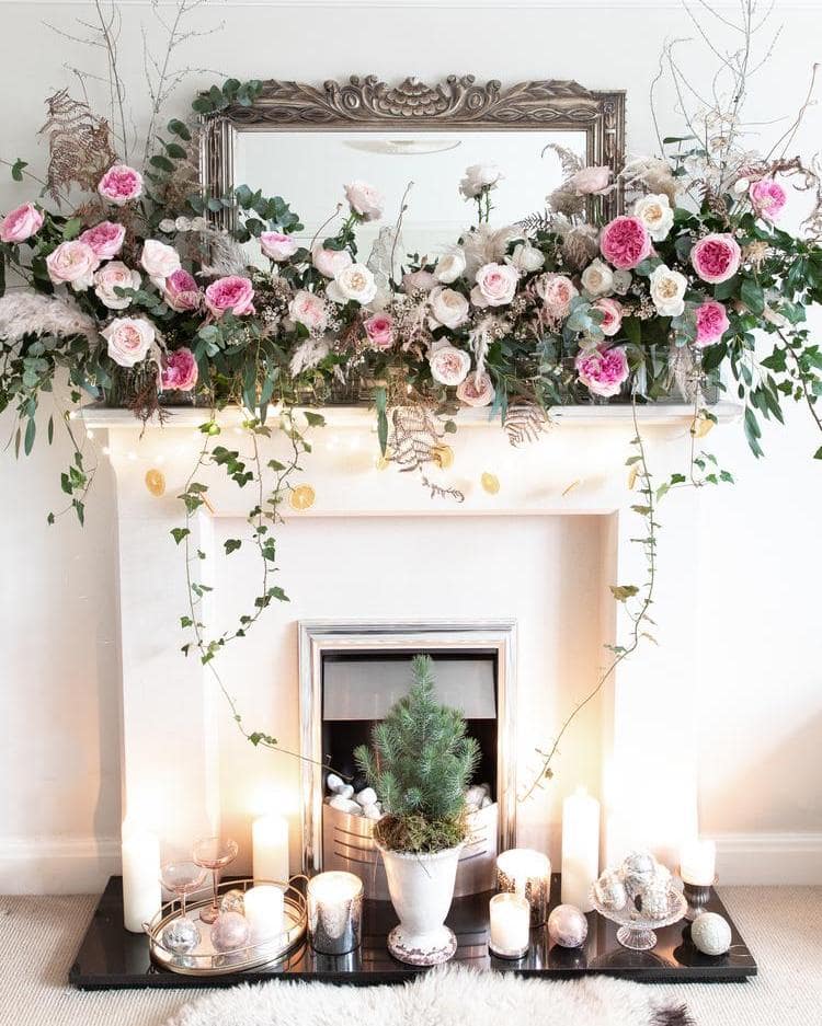 Décorations florales de cheminée de Noël avec des roses