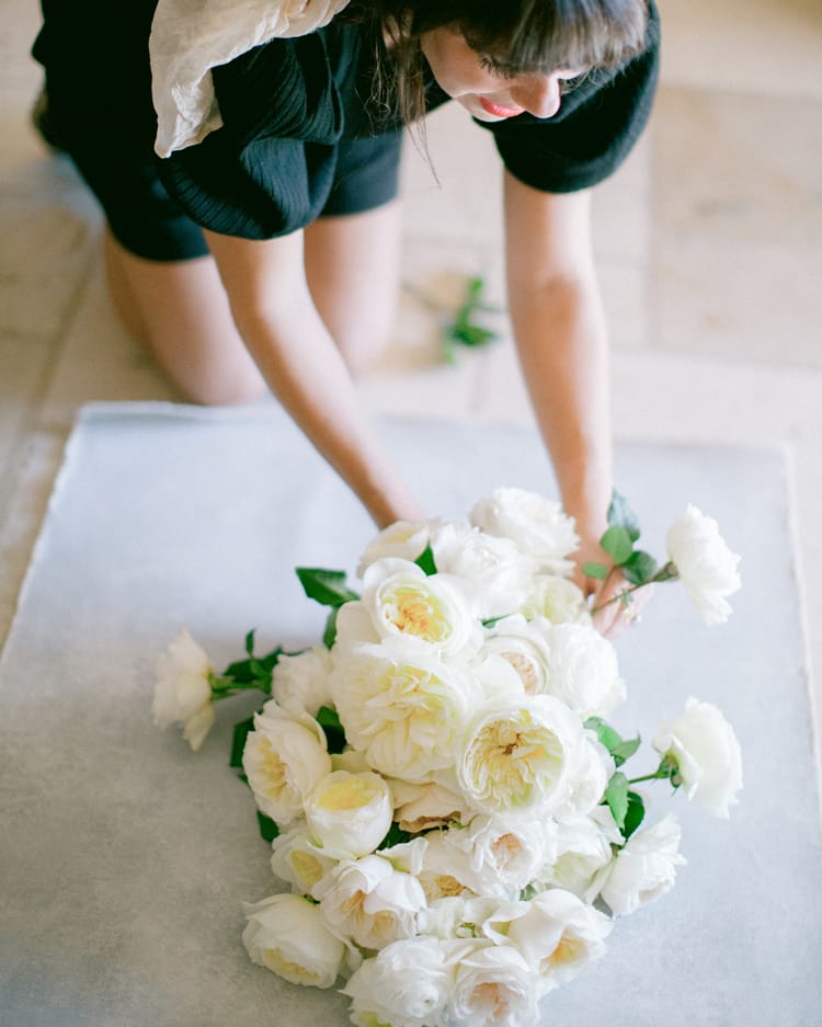 Diseñador floral haciendo ramo de novia