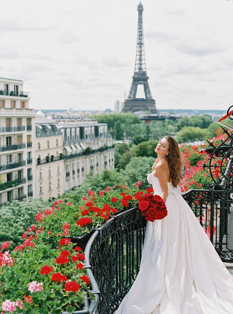 パリで赤いバラの花束を持つ花嫁