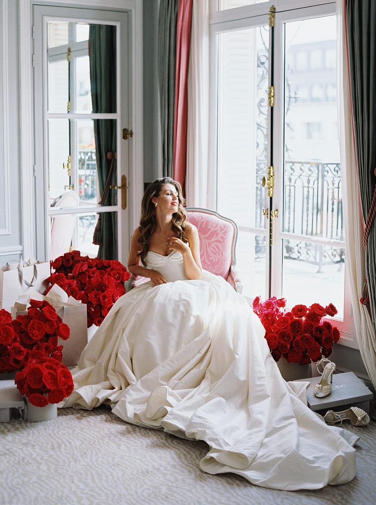 Braut mit roten Rosen